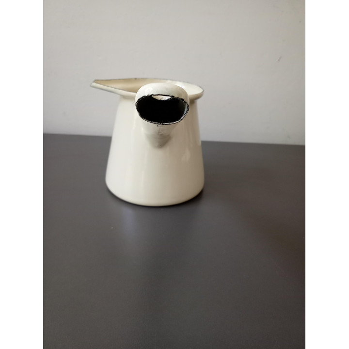 Vintage crème emaille melkpan met schenktuit