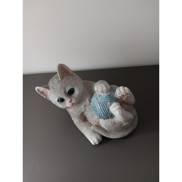 Beeldje Kat met Wol - Hard Kunststof