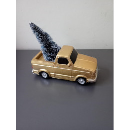 Gouden kerstauto met kerstboom en LED verlichting 11 cm