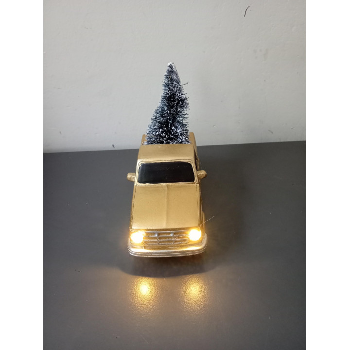 Gouden kerstauto met kerstboom en LED verlichting 11 cm