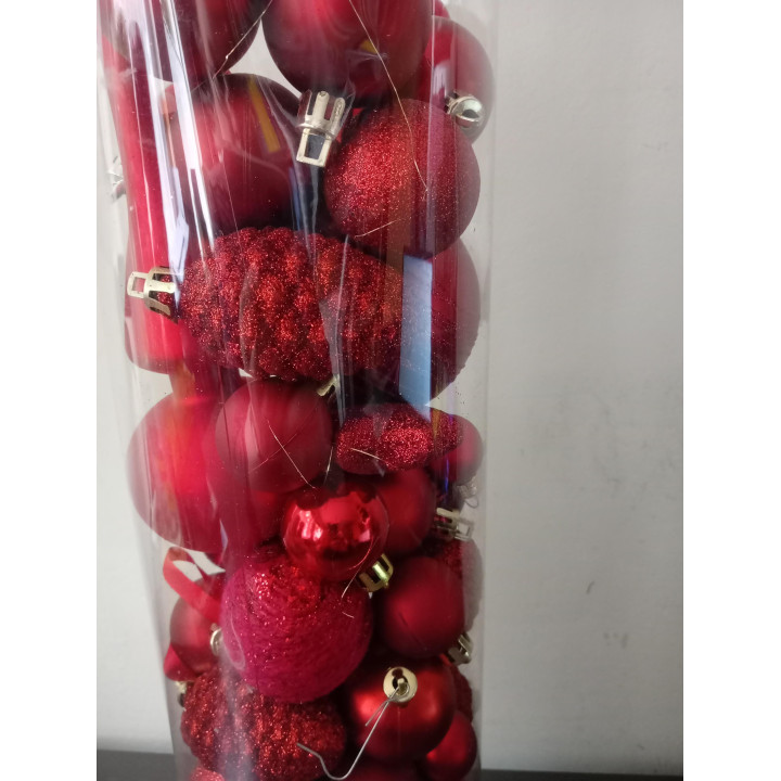 Rode kerstballen en kerstboomdecoratie in koker