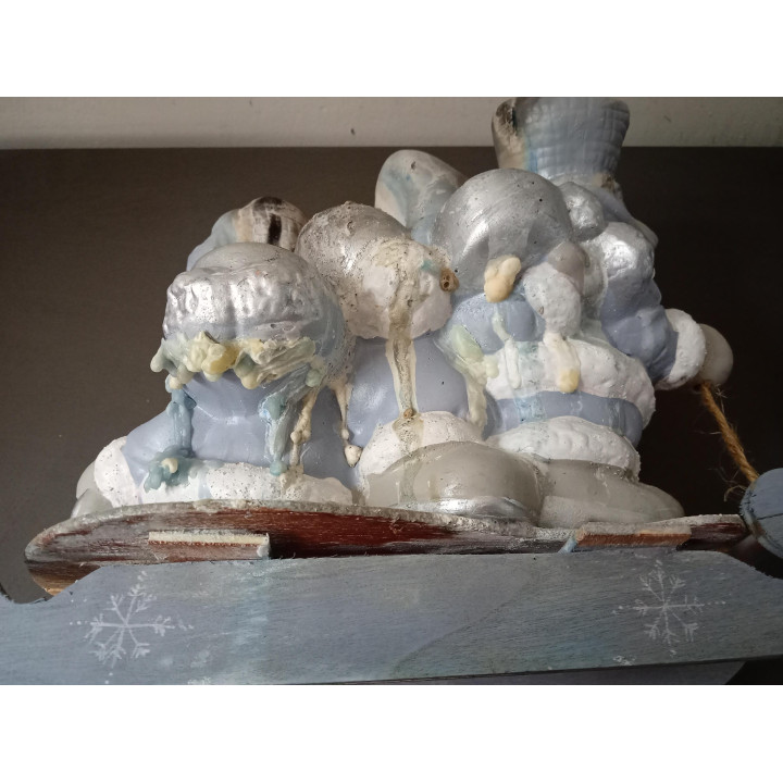 Kerstdecoratie drie sneeuwpoppen op slee met kaarshouders