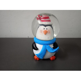 Kerst sneeuwbol met pinguïn en blauwe sjaal