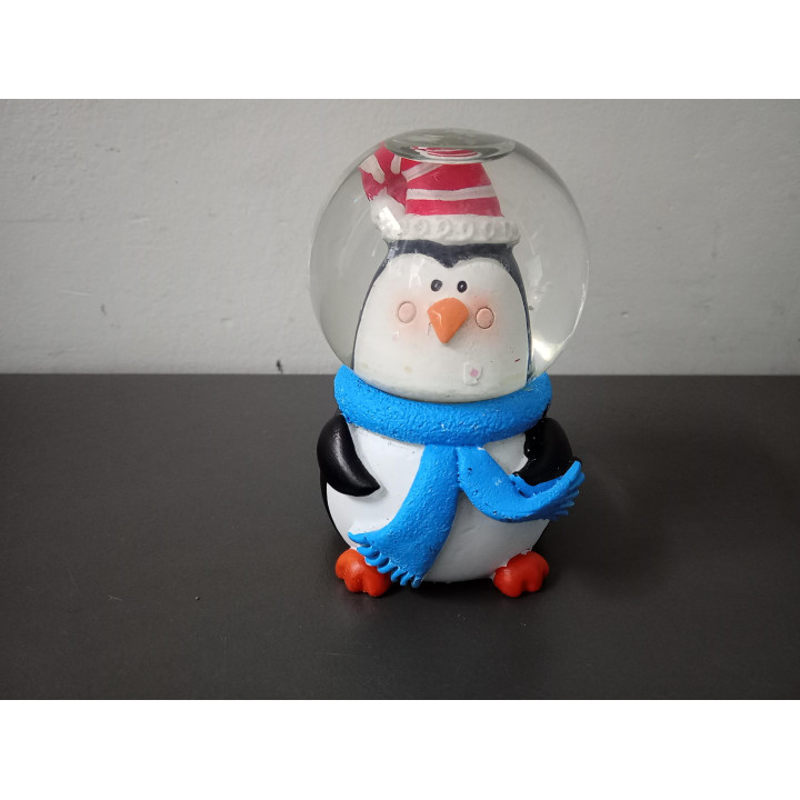 Kerst sneeuwbol met pinguïn en blauwe sjaal