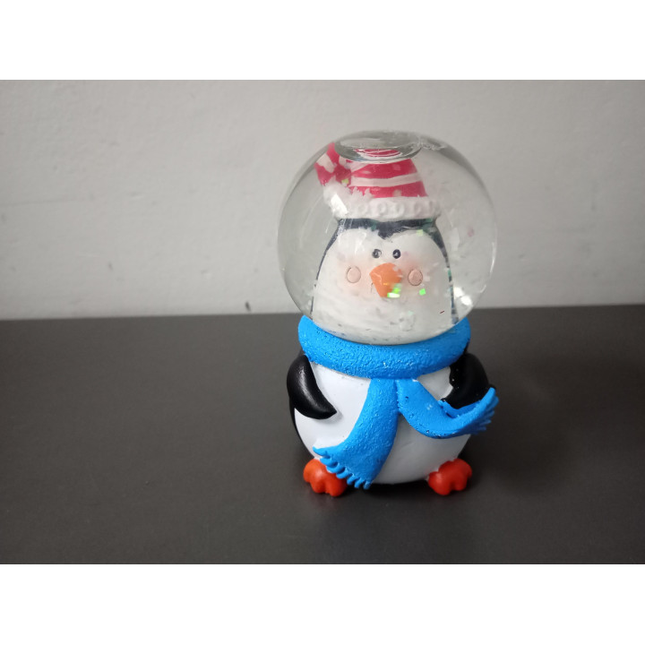 Kerst sneeuwbol met pinguïn en blauwe sjaal