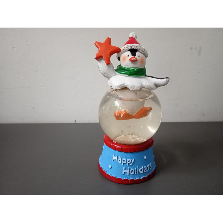 Kerst sneeuwbol met pinguïn en ster Happy Holidays