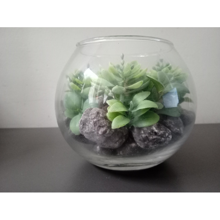 Glazen decoratievaasje met kunstvetplanten