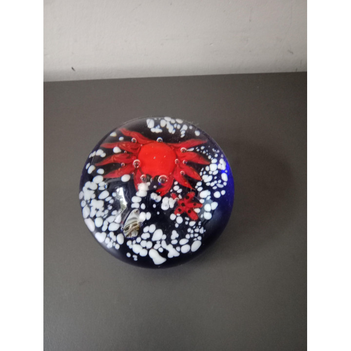 Glazen presse-papier met rode krab en zeedecoratie