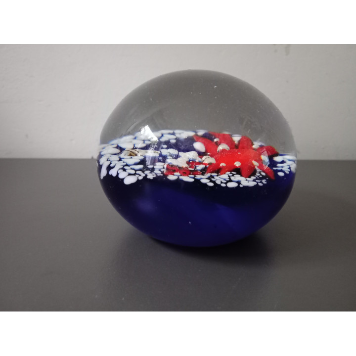 Glazen presse-papier met rode krab en zeedecoratie