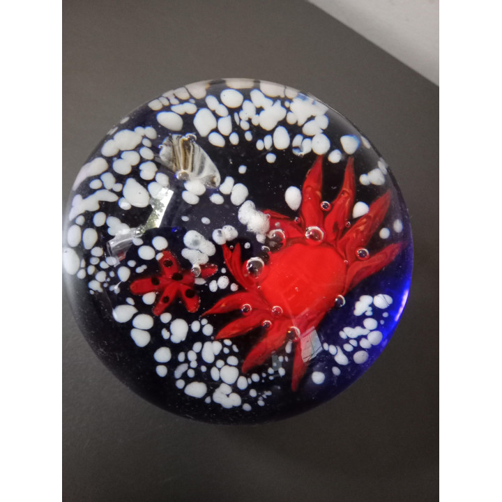 Glazen presse-papier met rode krab en zeedecoratie