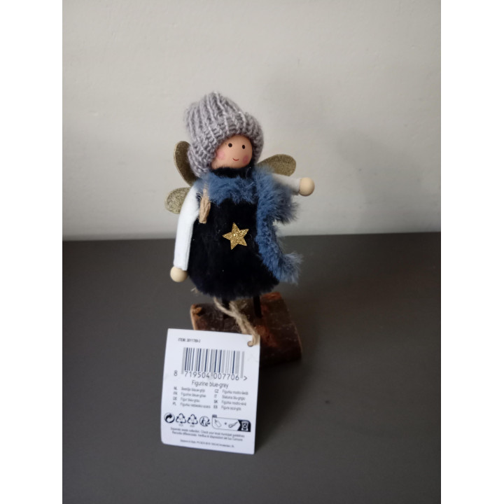 Decoratief engeltje met gebreide muts op houten voet