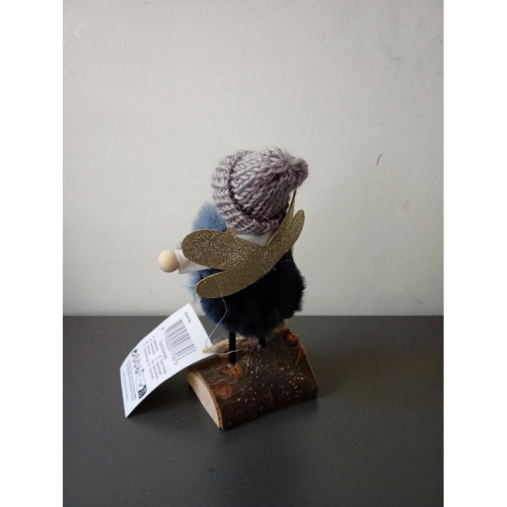 Decoratief engeltje met gebreide muts op houten voet