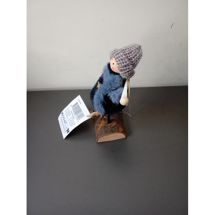 Decoratief engeltje met gebreide muts op houten voet