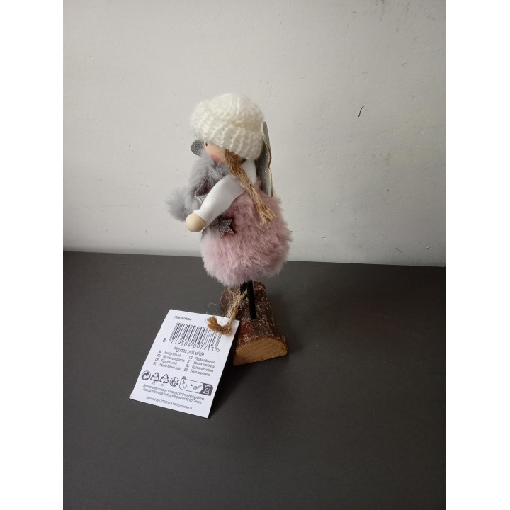 Decoratief engeltje met gebreide muts op houten voet