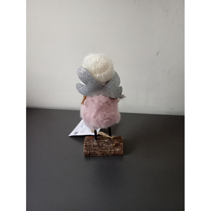 Decoratief engeltje met gebreide muts op houten voet