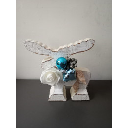 Decoratief houten rendier in een witte uitvoering met een rustieke afwerking. Het rendier is versierd met een witte roos, glanze