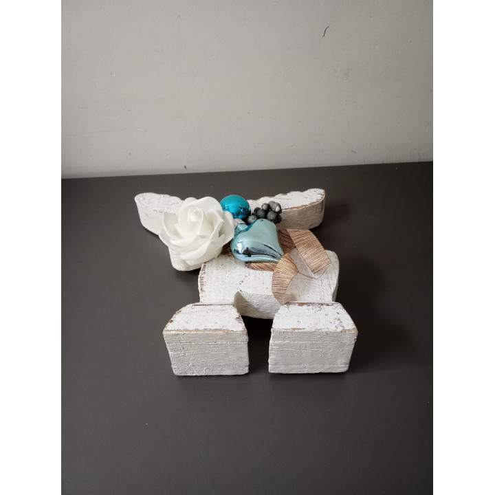 Decoratief houten rendier in een witte uitvoering met een rustieke afwerking. Het rendier is versierd met een witte roos, glanze