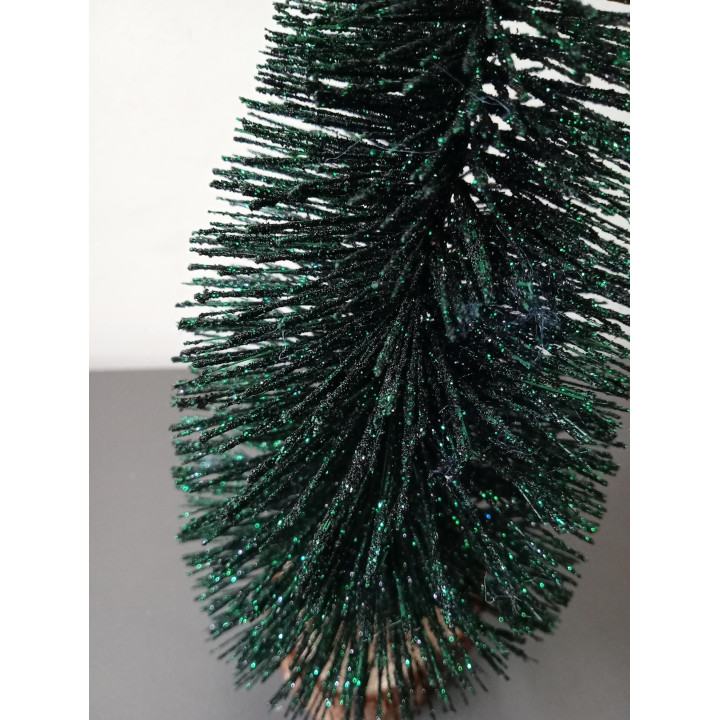 Decoratieve kerstboom met glitters op houten voet