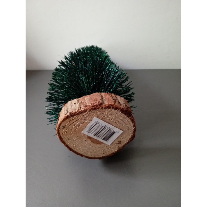 Decoratieve kerstboom met glitters op houten voet