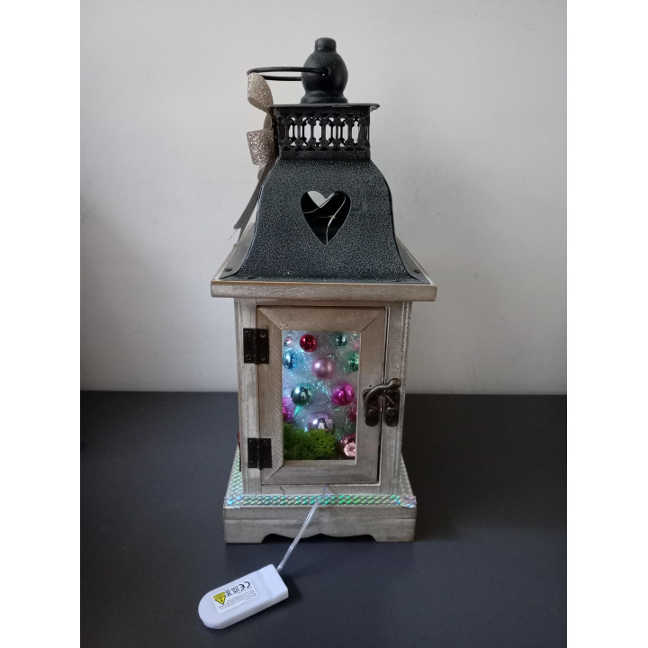 Decoratieve kerstlantaarn met verlichte kerstboom