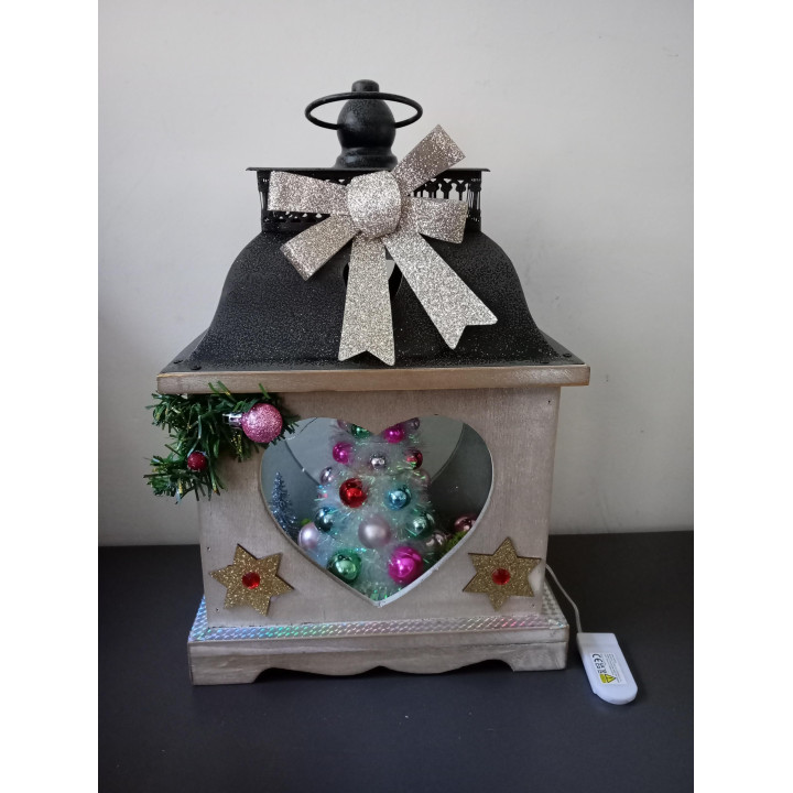 Decoratieve kerstlantaarn met verlichte kerstboom