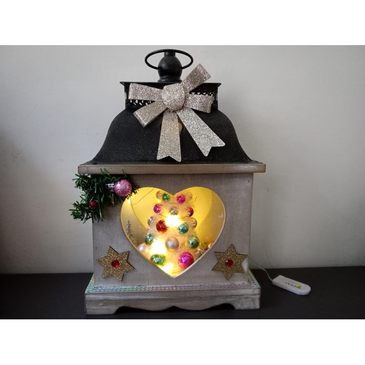 Decoratieve kerstlantaarn met verlichte kerstboom