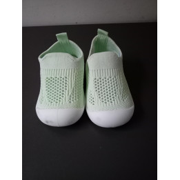 Lichtgroene kinderschoenen met witte zool maat 13,5