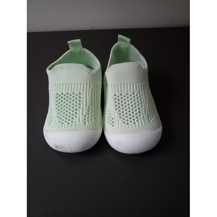 Lichtgroene kinderschoenen met witte zool maat 13,5