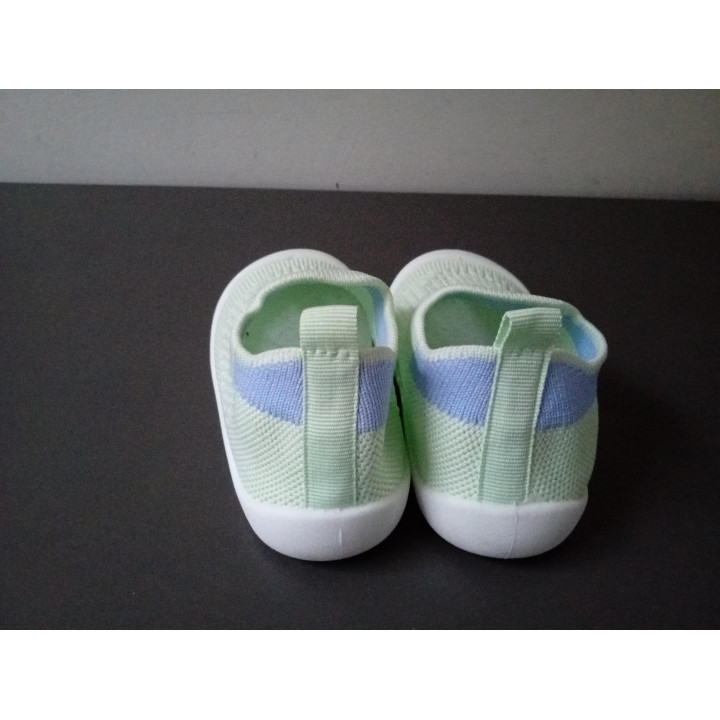 Lichtgroene kinderschoenen met witte zool maat 13,5