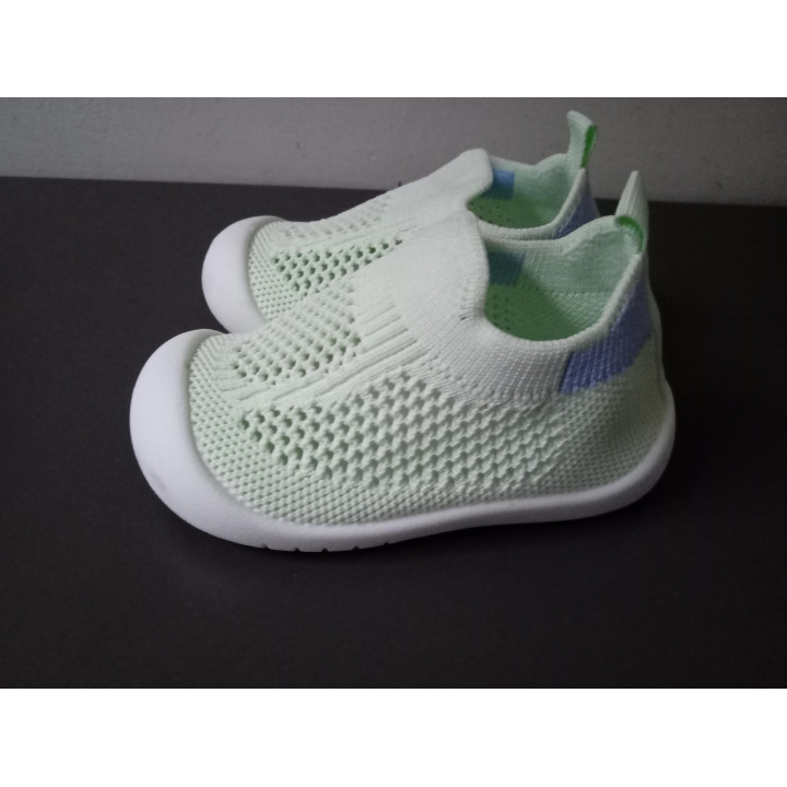 Lichtgroene kinderschoenen met witte zool maat 13,5