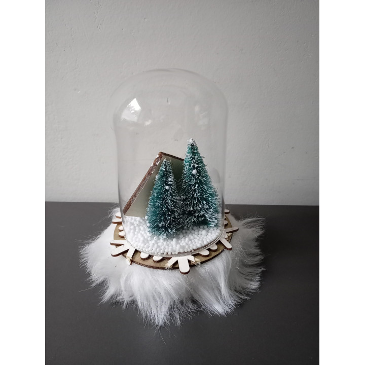 Kerstdecoratie onder stolp met huisje en kerstbomen